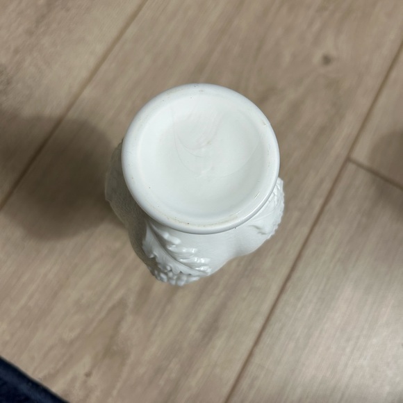 Vintage Imperial White Milk Glass Vase w/ Raised Chrysanthemum Design. 6” H - Picture 3 of 6